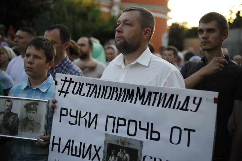 Акция против фильма Алексея Учителя «Матильда» в Москве, август 2017. Фото: Alexander Zemlianichenko / AP / TASS