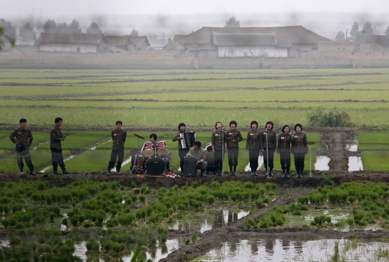Оркестр выступает перед фермерами, Северная Корея.