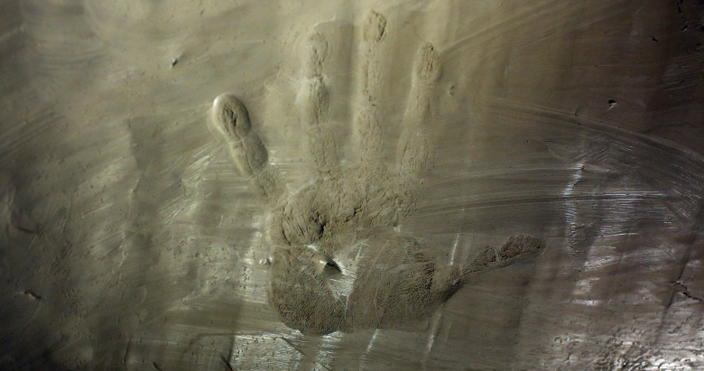 Отпечаток руки Михаила Горбачева на Берлинской стене.