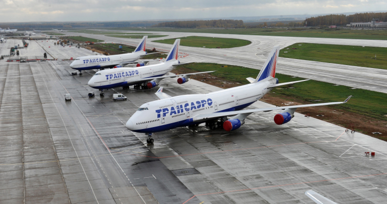 Самолеты компании "Трансаэро" на взлетной полосе аэропорта "Домодедово".