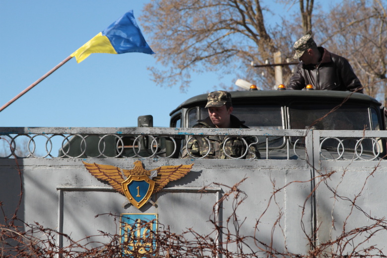 Украинские военные на территории воинской части А1100. Новофедоровка, Крым, март 2014. Фото: Алексей Павлишак / ТАСС