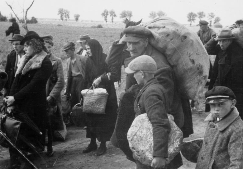 Польские беженцы, изгнанные из своих домов после захвата западной Польши Германией. 1939
