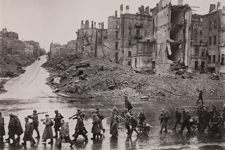Киев освобождён. Советские войска проходят по ул. Крещатик, ноябрь 1943 года