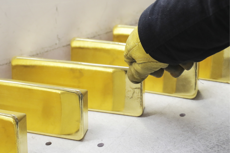 Слитки золота на Красноярском заводе цветных металлов. Фото: Кирилл Кухмарь / ТАСС