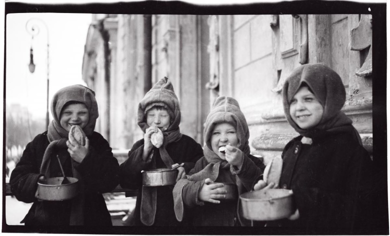Московские дети с пайками ARA, 1921–1923. На заднем плане — бывший ресторан "Эрмитаж" в одноименном городском саду, где была развернута первая американская кухня в Москве.