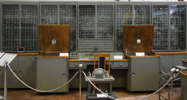 «Урал-1» — первая в СССР серийная ЭВМ (ламповая программно-управляемая вычислительная машина, 1957–1961). Оперативная память примерно 4,5 кБ, емкость 180 кБ, занимаемая площадь 70—80 кв. м