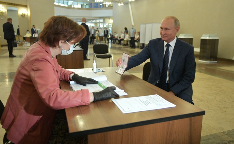 Владимир Путин голосует за обнуление. 1 июля 2020 года. Фото: Kremlin.ru