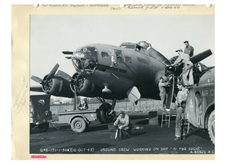 Наземная команда готовит американский бомбардировщик B-17 «Летающая крепость» к рейду на Мюнстер. 10 октября 1943