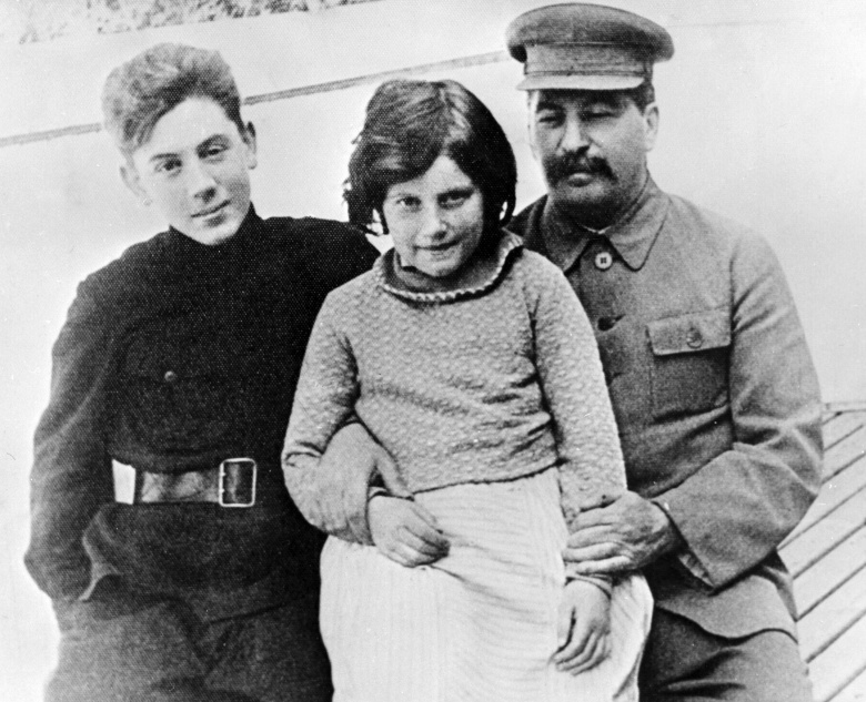 Иосиф Сталин с детьми Светланой и Василием