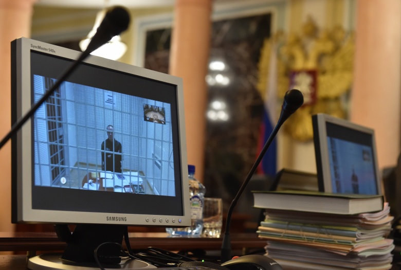 Пересмотр приговора  Ильдару Дадину (на экране монитора) в Верховном суде России. Фото: Анатолий Жданов / Коммерсантъ