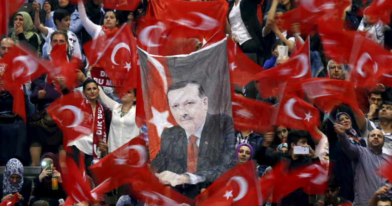 Сторонники Эрдогана размахивают флагами перед его выступлением