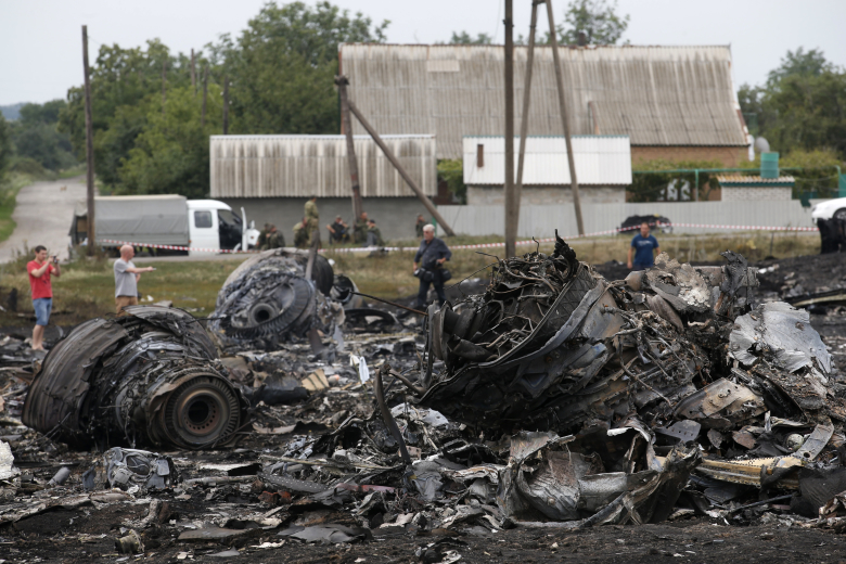Обломки Боинга MH17, 2014 год. Фото: Maxim Zmeyev / Reuters