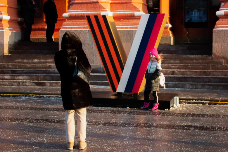 Девочка фотографируется у символа СВО в Москве