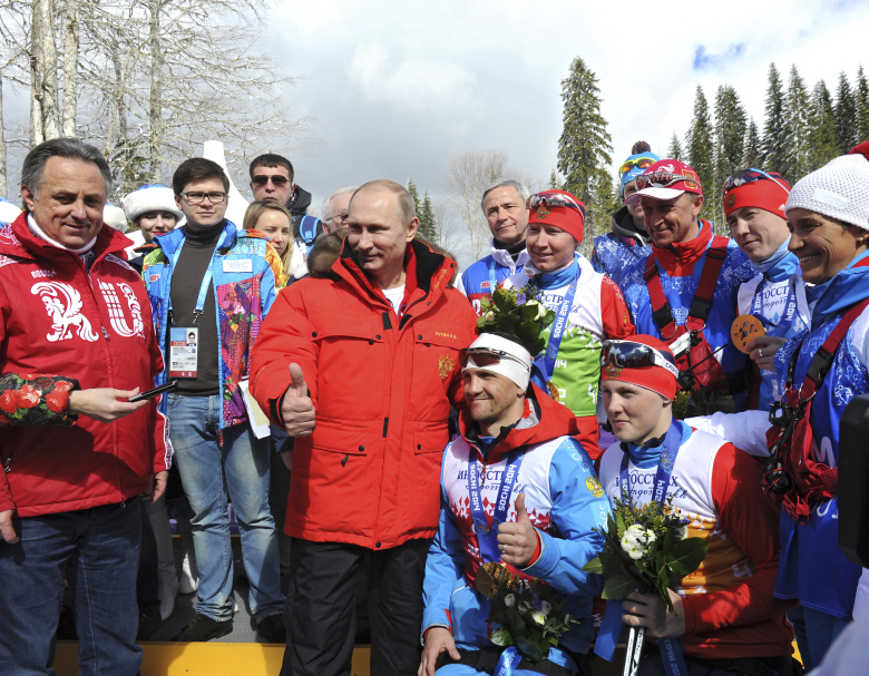 Владимир Путин со спортсменами, победившими в эстафете в лыжных гонках, на зимних Паралимпийских играх 2014 года в Сочи. Фото: Sputnik Photo Agency / Reuters