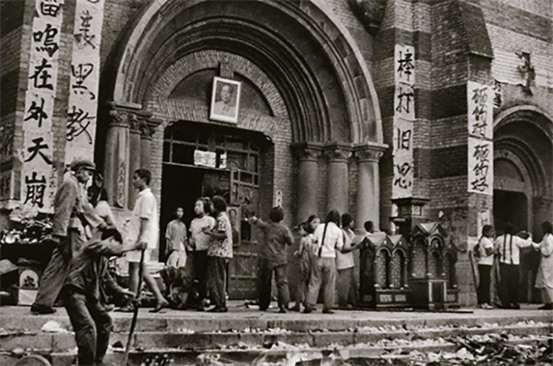 Культурная революция: хунвейбины разоряют католический собор Св. Иосифа в Тяньцзине, август 1966