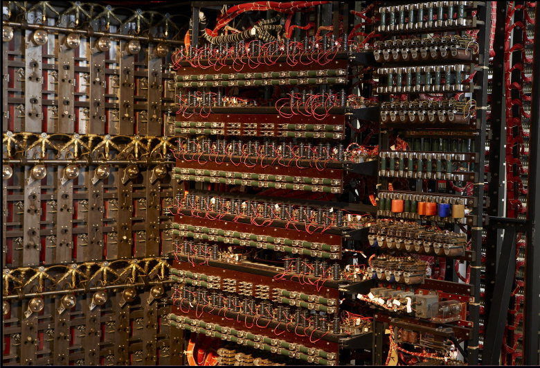 “Бомба Тьюринга”: электронно-механический протокомпьютер, предназначенный для взлома кодов нацистской системы “Энигма”. К 1943 году 210 таких машин, установленных в центре дешифровки в Блетчли-парке, могли читать до 3000 шифрованных немецких сообщений в день и, как считается, приблизили окончание Второй мировой минимум на два года. На снимке — реплика машины, построенная в 2000-х годах: все оригинальные “бомбы” Черчилль по соображениям безопасности приказал уничтожить вскоре после окончания войны.