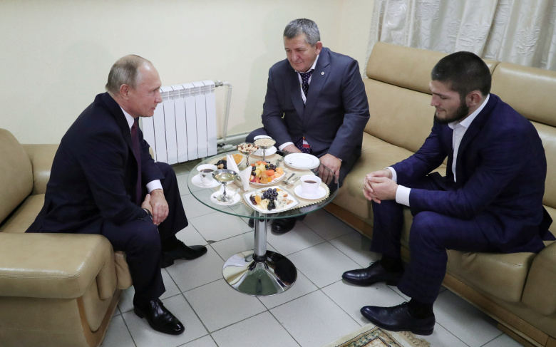 Владимир Путин, Хабиб Нурмагомедов и его отец Абдулманап Нурмагомедов. Фото: Mikhail Klimentyev / Kremlin / Reuters