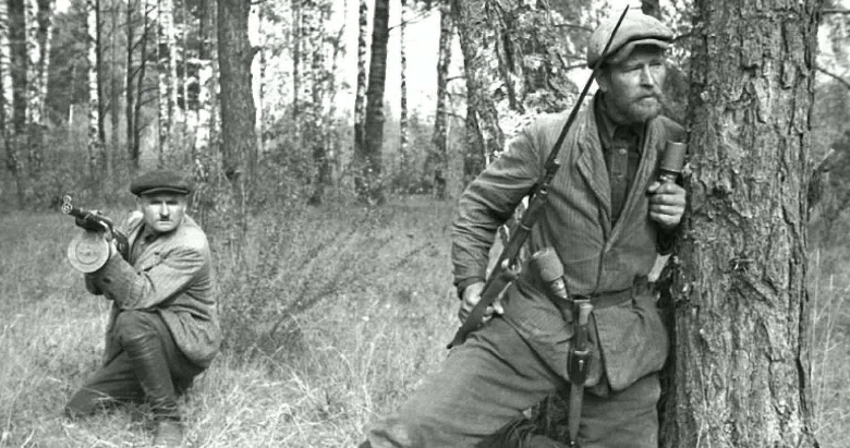 Советские партизаны в Белоруссии. Постановочное фото, снятое в лесах близ Полоцка (?), 1943 год.