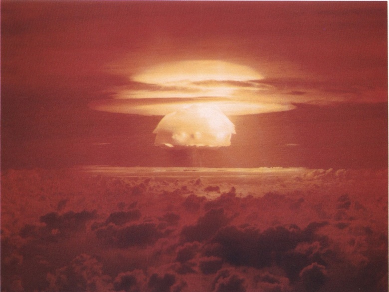 Мощность взрыва американского термоядерного устройства Castle Bravo (март 1954) в два с половиной раза превысила расчетную. Взрыв (опять же вопреки расчетам) привел с серьезному радиоактивному заражению местности.