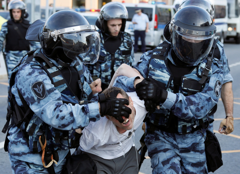 Полиция задерживает одного из протестующих. Москва, 27 июля 2019 года