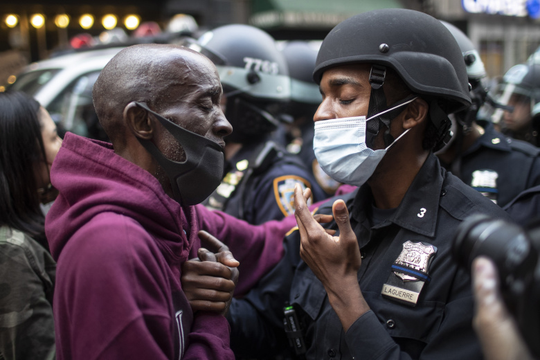 Протесты в США из-за смерти в Миннеаполисе после задержания полицией Джорджа Флойда. Фото: Wong Maye-E / AP / TASS