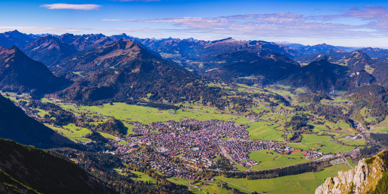 Деревня Оберстдорф на границе Баварии и Австрии — самый южный населенный пункт Германии; до ближайшего большого города (Мюнхена) — 170 км на северо-восток.