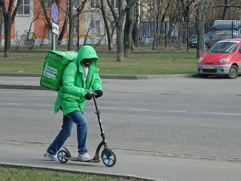 Курьер Delivery Club доставляет заказ во время карантина в Москве.  Фото: Мария Покровская