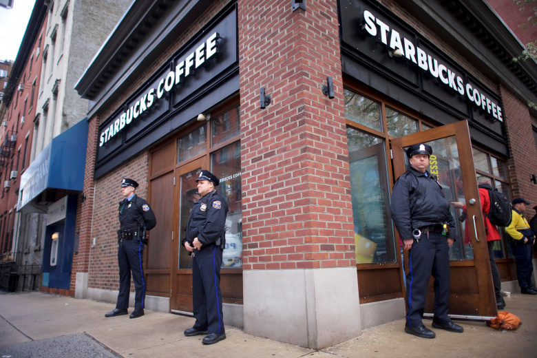 Полицейские охраняют Starbucks от протестующих. Фото: Mark Makela / Reuters
