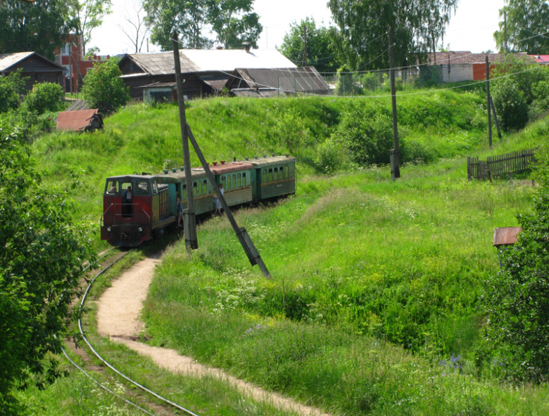 Поезд Каринской УЖК на подъезде к мосту через реку Чепцу. Осенью и зимой состав состоит из двух вагонов, но летом часто прицепляют третий и даже четвертый.