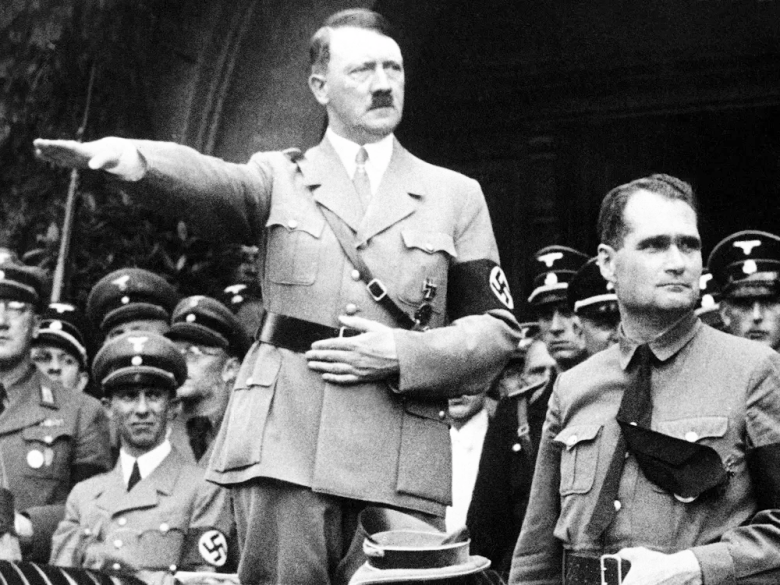 Слева направо: Йозеф Геббельс, Адольф Гитлер, Рудольф Гесс