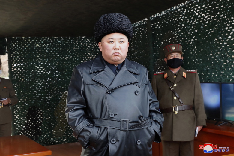 Ким Чен Ын руководит ходом учений. На заднем плане офицер в медицинской маске. Фото: YONHAP / EPA / ТАСС
