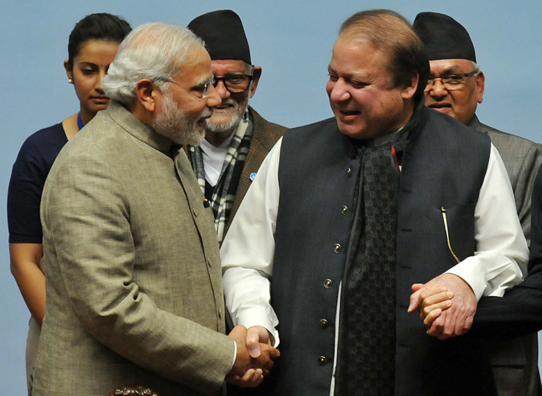 Премьер-министр Индии Нарендра Моди и экс-премьер Пакистана Наваз Шариф (27 ноября 2014 года, Катманду)