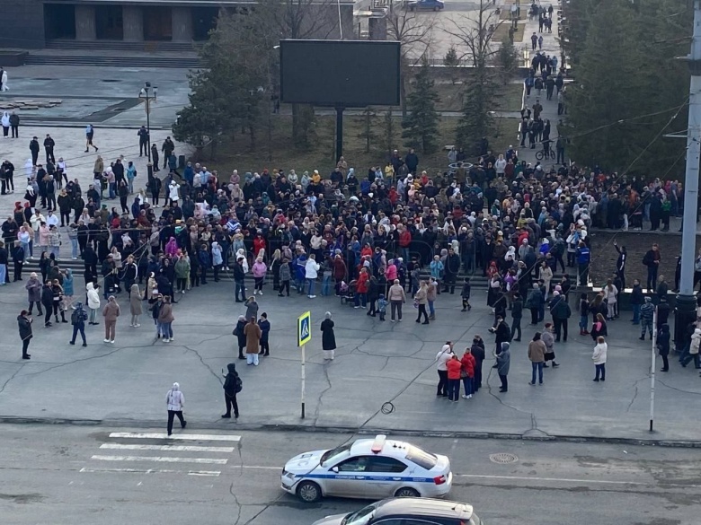 Жители Орска на акции протеста, 8 апреля 2024 года