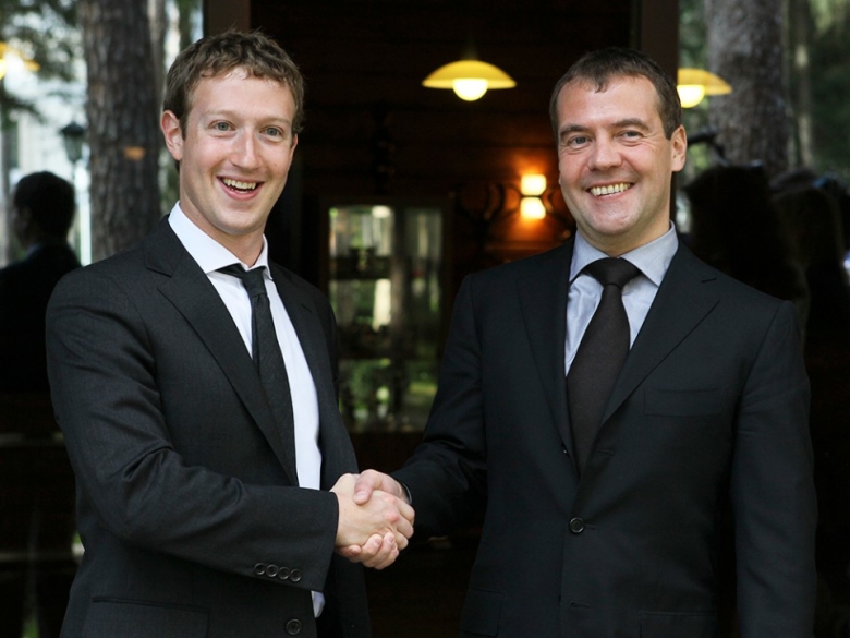 Генеральный директор Facebook Марк Цукерберг и премьер-министр РФ Дмитрий Медведев на встрече в резиденции «Горки». Фото: Reuters