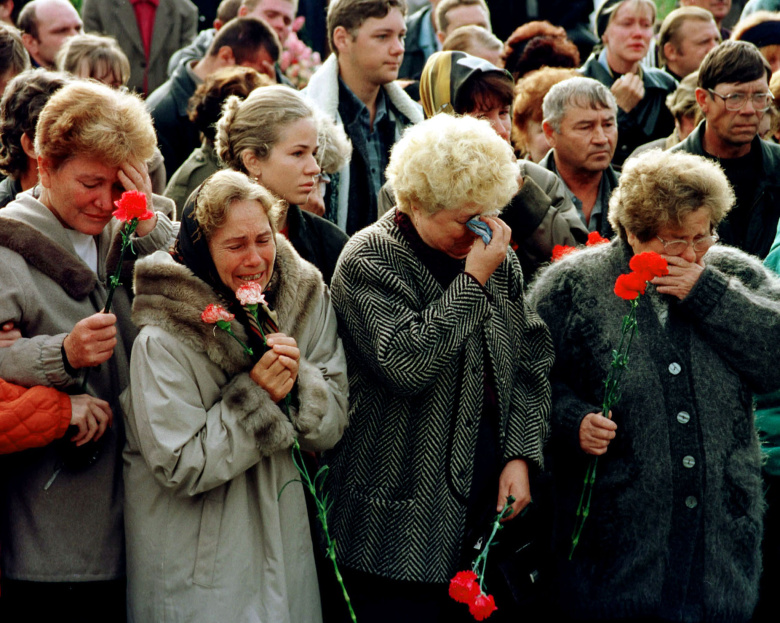 Родственники моряков скорбят на мемориальной церемонии, Видяево, 24 августа 2000 года