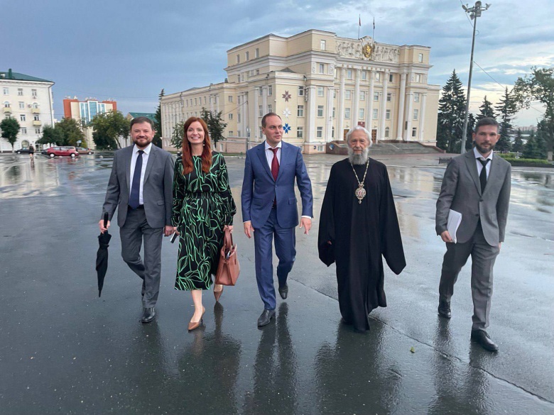 Глава Мордовии Артем Здунов (в центре) после сессии Госсобрания, на которой приняли закон о запрете «пропаганды» абортов