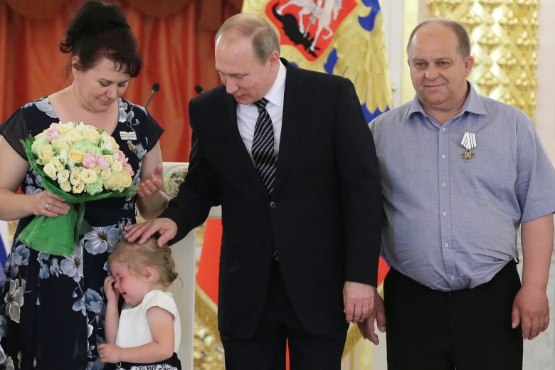 Владимир Путин на церемонии вручения многодетным родителям ордена "Родительская слава" в Кремле. Фото: Михаил Метцель / ТАСС