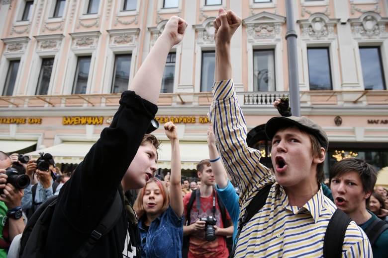 Молодые люди на Тверской улице в Москве, 12 июня. Фото: Илья Питалев / РИА Новости