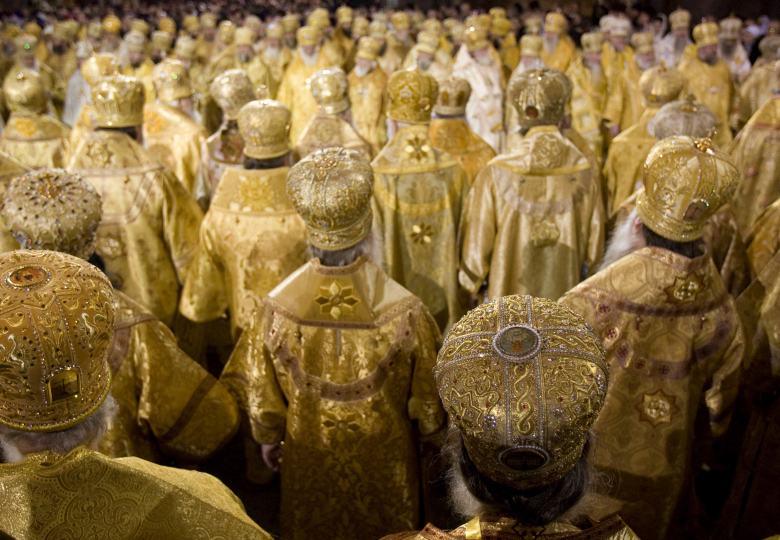 Духовенство на церемонии интронизации патриарха Кирилла.