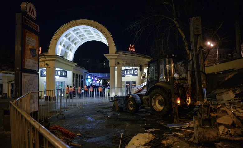 Сотрудники коммунальных служб сносят незаконно построенные торговые павильоны у метро «Кропоткинская» в Москве.