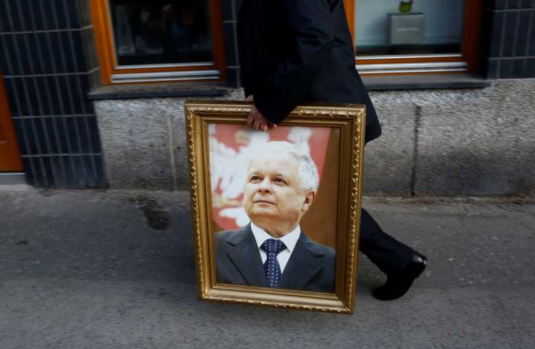 Портрет Леха Качиньского во время акции памяти жертвам катастрофы под Смоленском. Фото: Kacper Pempel / Reuters