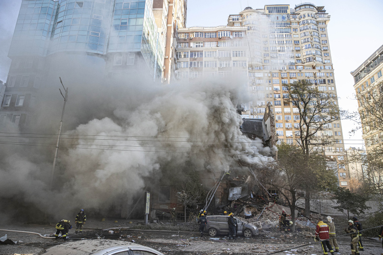 Разрушенный в результате атаки дрона дом в Киеве, 17 октября 2022 года