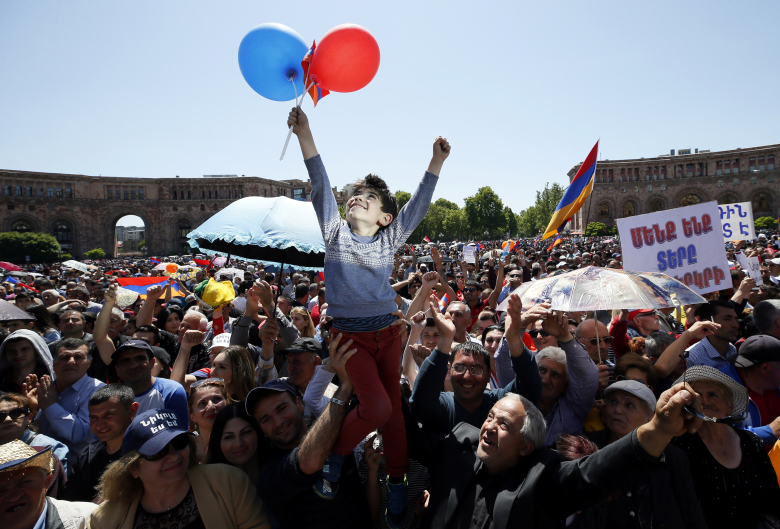 Сторонники Никола Пашиняна на площади в Ереване. Фото: Gleb Garanich / РИА Новости
