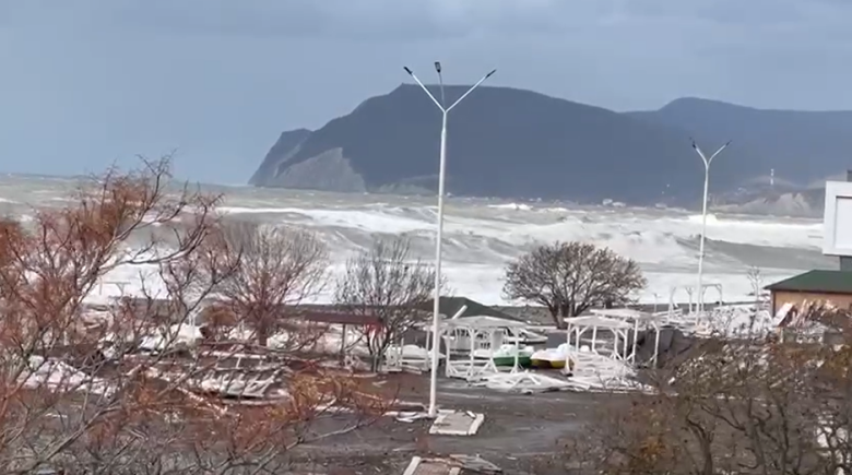 Штормовые волны в Крыму