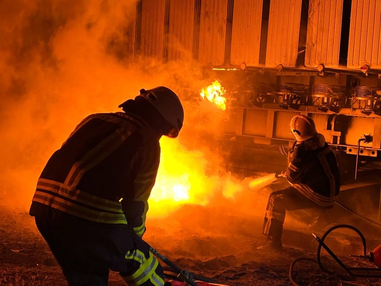 Киев. Борьба с пожаром, возникшим после попадания российской ракеты