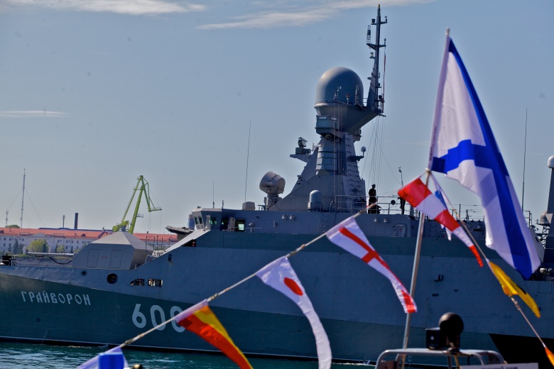 Российский военный корабль в Севастополе