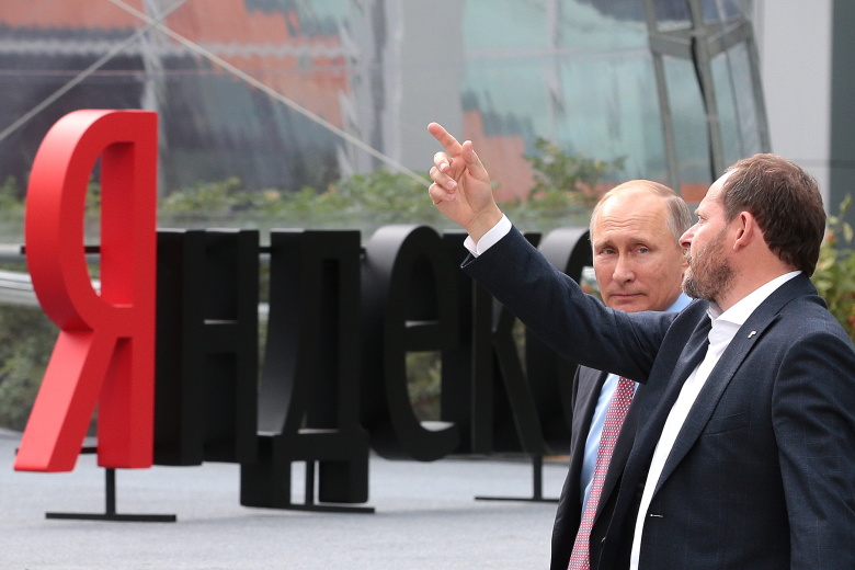 Владимир Путин и генеральный директор компании "Яндекс" Аркадий Волож. Фото: Михаил Метцель / ТАСС