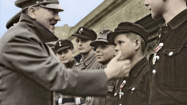 Март 1945: Гитлер награждает Железным крестом 12-летнего Альфреда Цеха, который спас с поля боя 12 раненых немецких солдат. Эта сцена из нацистского пропагандистского фильма — последнее изображение фюрера: через месяц с небольшим он покончит с собой. Альфред Цех уцелел в войне, прожил долгую жизнь и умер в 2011 году. У него было десять детей.
