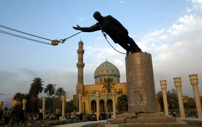 Снос памятника Саддаму Хусейну в первые дни американо-британского вторжения. Багдад, апрель 2003 года