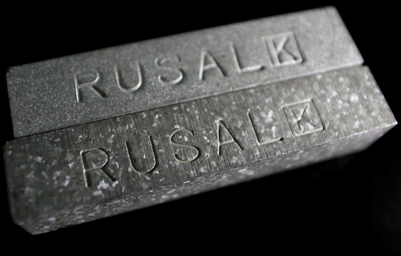 Алюминиевая болванка, выпущенная на одном из заводов «Русала»